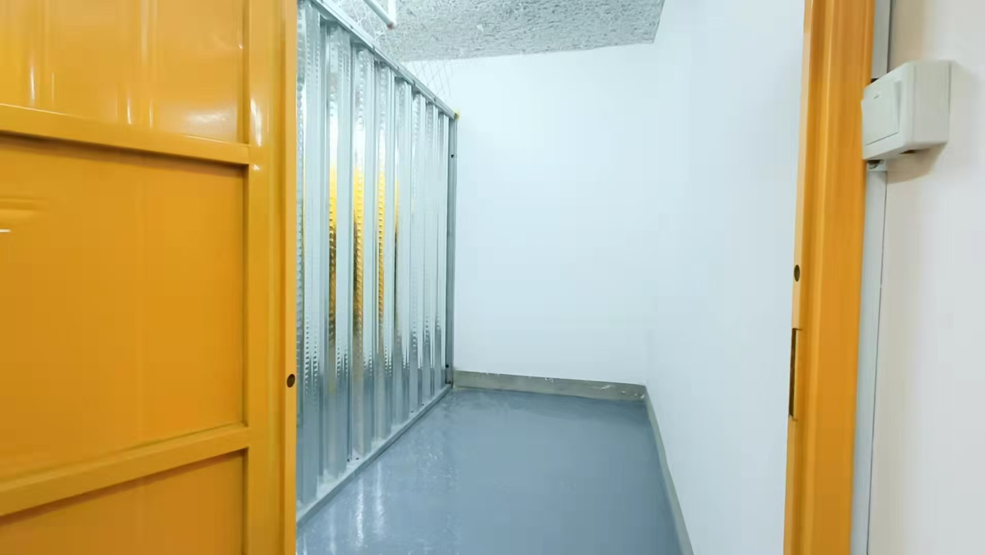仓库门